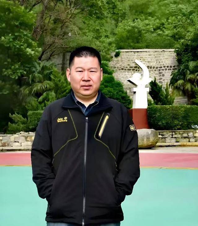 2023年中学老师私藏小金库48岁突然去世悼念的人排了30米
