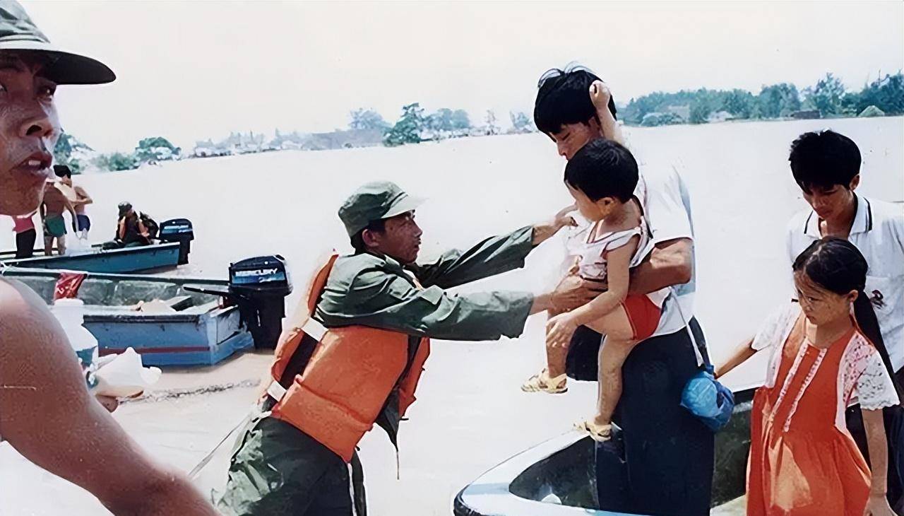 原创1998年特大洪水中7岁女孩抱树9小时后获救25年已过她怎么样了