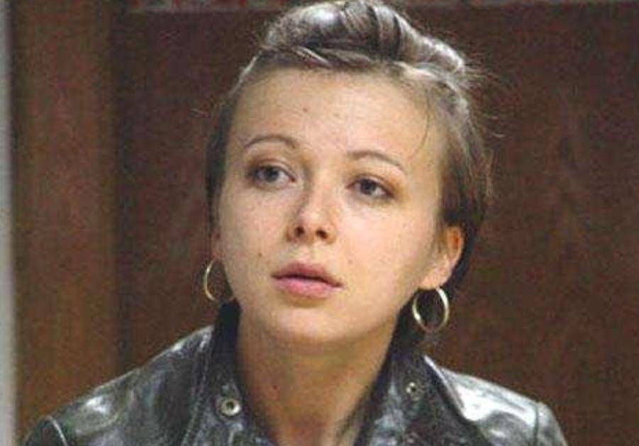 2002年从哥伦比亚大学取得戏剧表演专业学士学位后,穆爱华再次回到