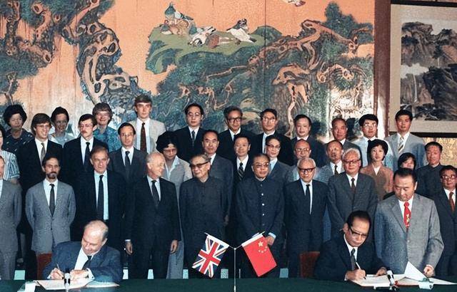 香港回归当晚英国小动作不断升旗手鼻里塞棉花血往肚里咽