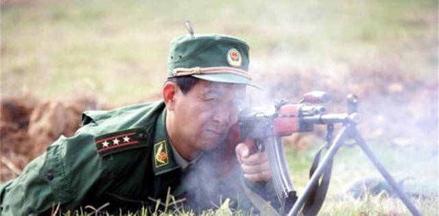 独臂英雄丁晓兵如今已是少将一生用左手敬军礼