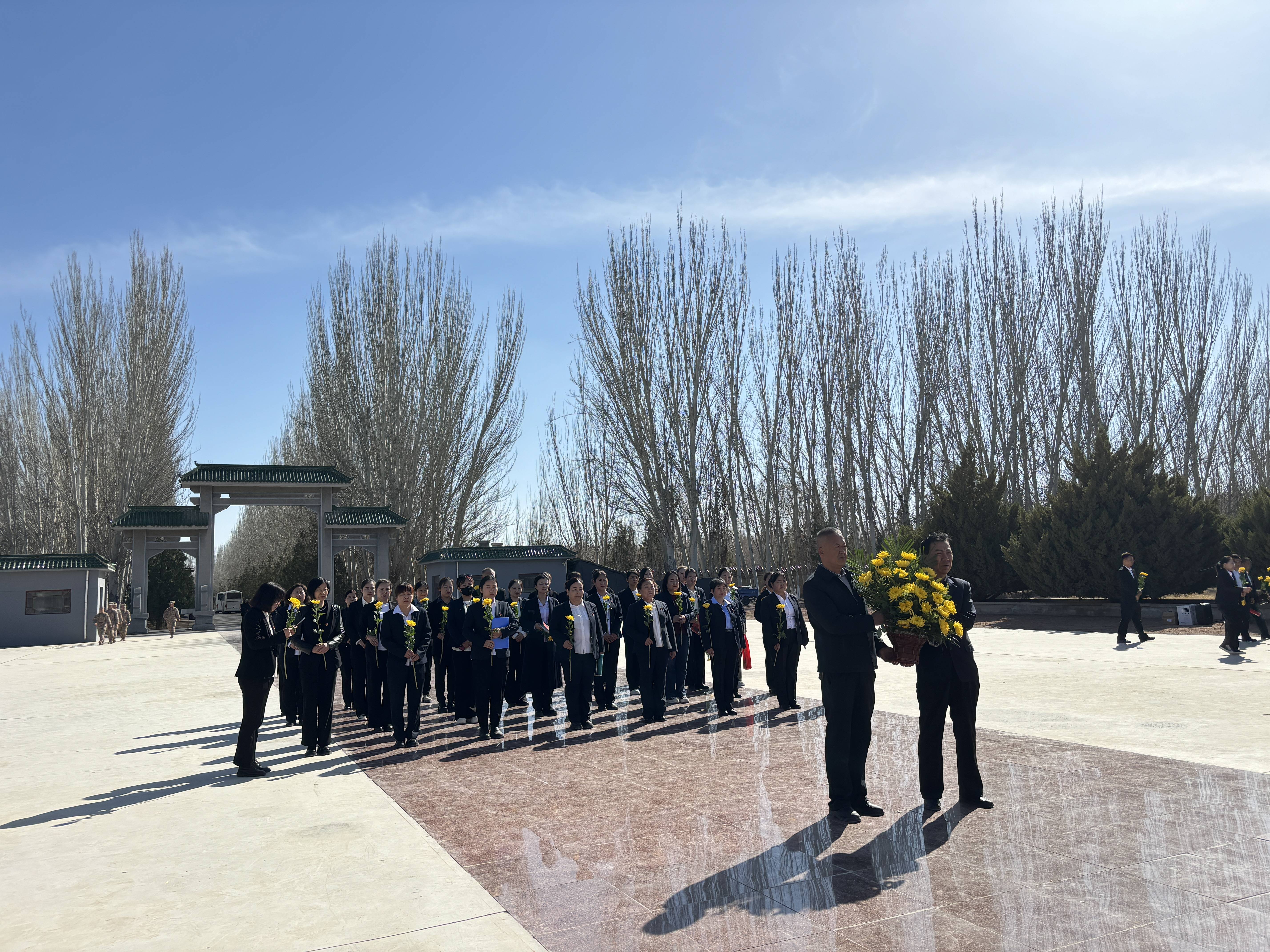 和硕县人社局联合文旅局民政局审计局开展清明祭扫活动