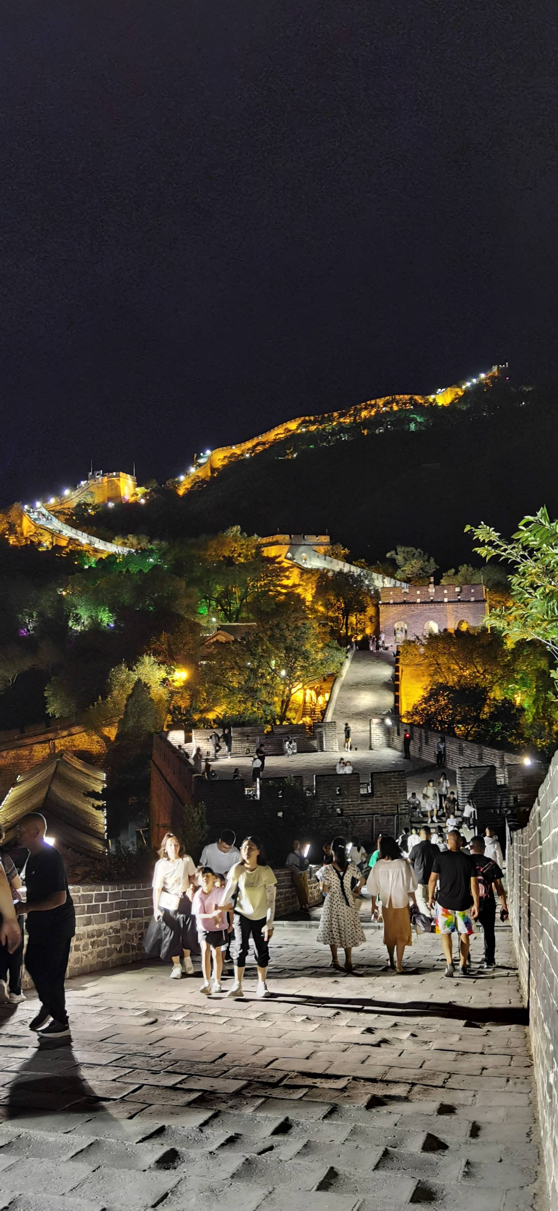 夜幕下的八达岭长城:神秘之旅等你来探!