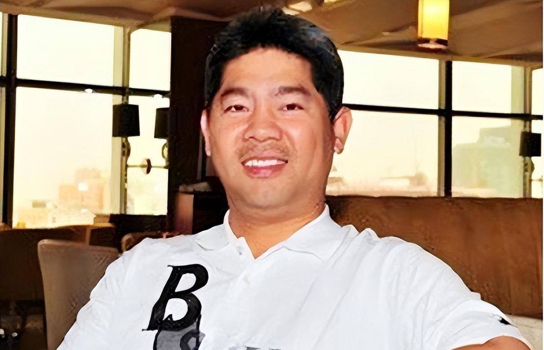 原创1981年邓丽君当众亲吻过一位士兵后来这士兵3天只洗半边脸