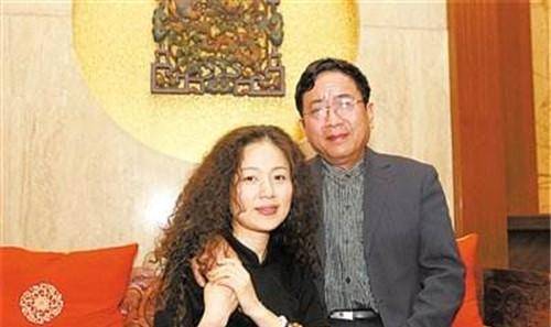 而后,马兰去上海演出,这时她想起了余秋雨,便冒昧地给他打电话,希望他