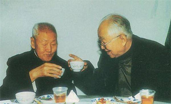 与妻相守68年98岁还想挣钱给妻看病至死不知爱妻已过世3年