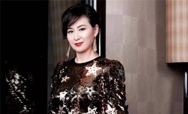 原创何超琼出身名门捐款2千万至今单身几百亿资产或无人继承