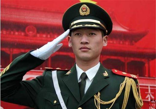 原创中国旗手高红甫11年升旗6200次0失误光荣退役后还和国旗为伴