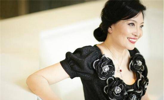 她是中国最美女法医最高检院的白发魔女年轻时照片像明星