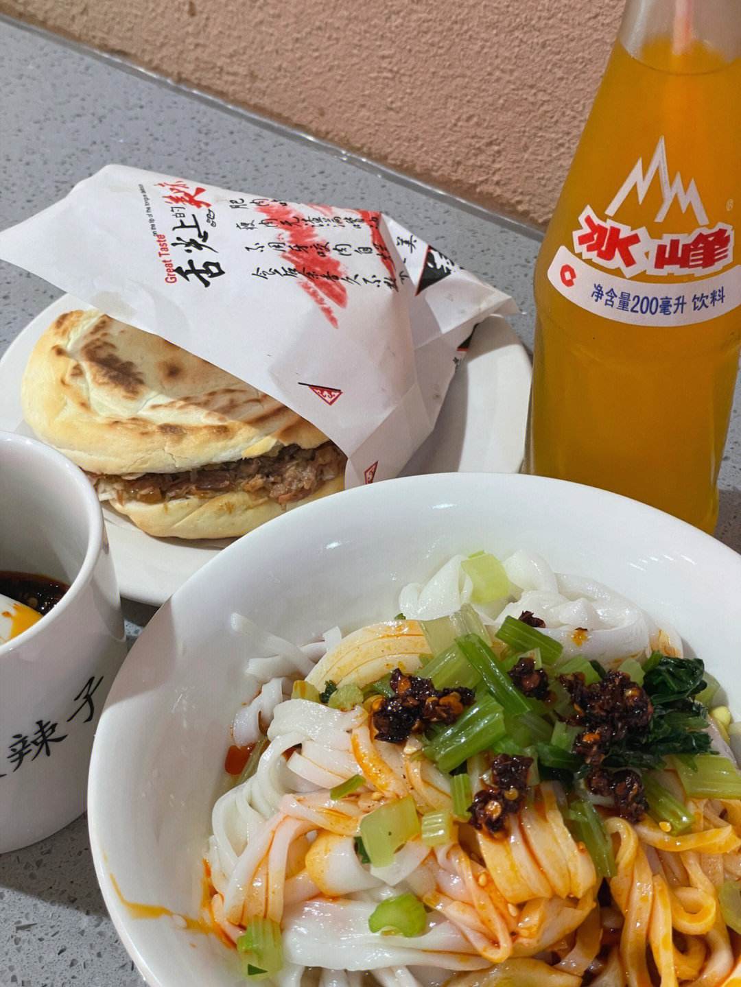 低头了?西安瓶装冰峰汽水指导价降至2元,多数餐饮店仍卖3元