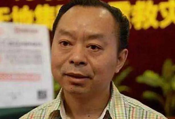 1985年,小伙得到村民凑的70元路费,34年后回乡报恩,发千万红包_郑大