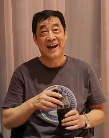 张臻,1956年8月出生,江苏(苏州)太仓人.斋号柳波居.大专学历.