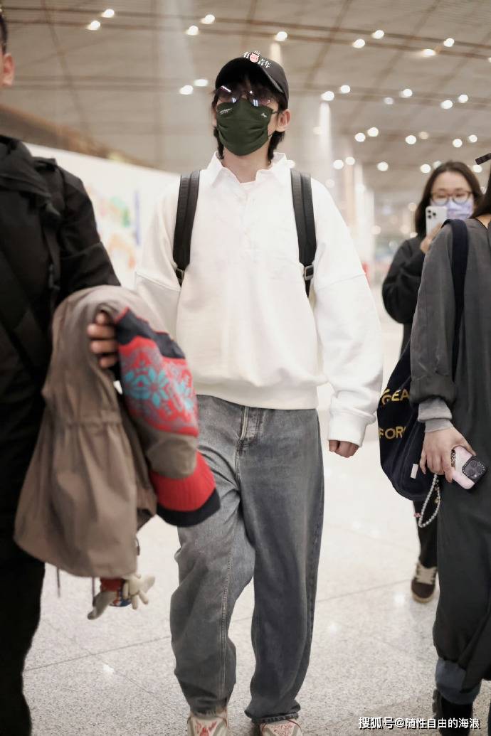 朱一龙前往瑞士机场路透参加日内瓦高级钟表展