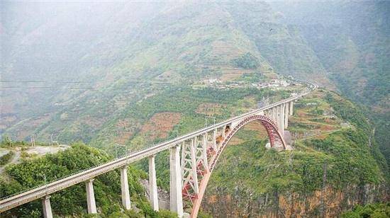 原创1981年成昆铁路列车坠桥照一场泥石流造成中国迄今最大铁路事故