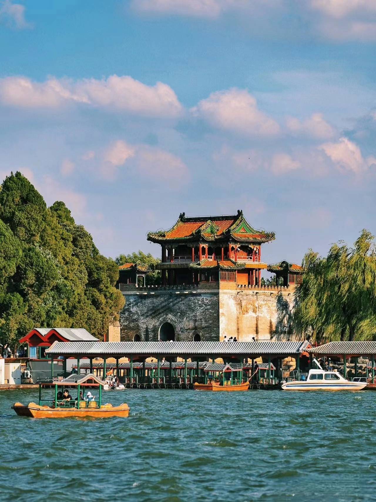 门票:20-30元 01交通:地铁4号线西苑站/北宫门站颐和园,前身为清漪