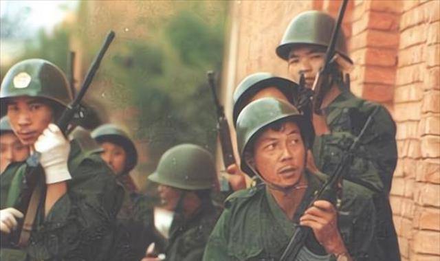原创92年两千多名警员突击平远街缴获一个团武器现场堪比小型战争