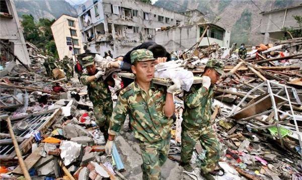 救援人员只能通过空投,才可以进到汶川地区去救援,救援工作能力面临着