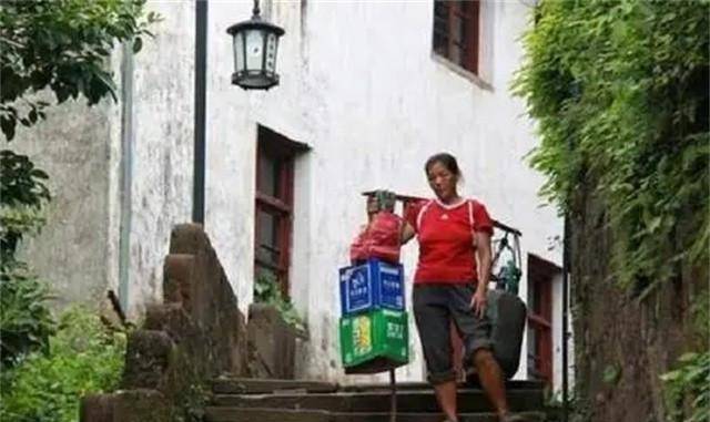 泪目大山里女挑夫汪美红磨坏120双鞋供出两个重点大学生