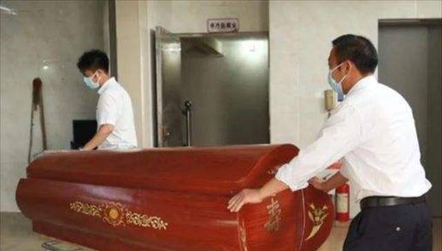 火葬场搬尸工工资只有3000多终日与尸体打交道却极具争议