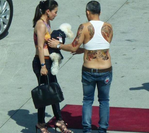 最爱的就是紧身超短工字背心,花花绿绿的纹身一览无余,再搭配低腰紧身