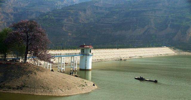 因为,在这一年年初,零口公社西段大队的农民在现零河水库左岸搞水利