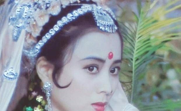 正此观看处,猪八戒动了欲心,忍不住跳在空中,把霓裳仙子抱住道:"姐姐