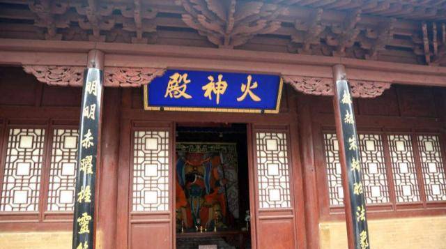 找来找去,发现音乐的声音是从火神庙里面传出来的.