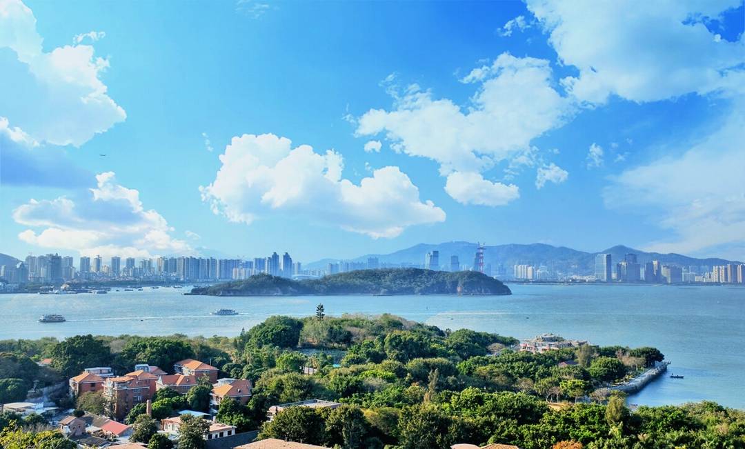一般来说,旅游费用包括交通费,住宿费,餐饮费,门票费以及导游服务费等
