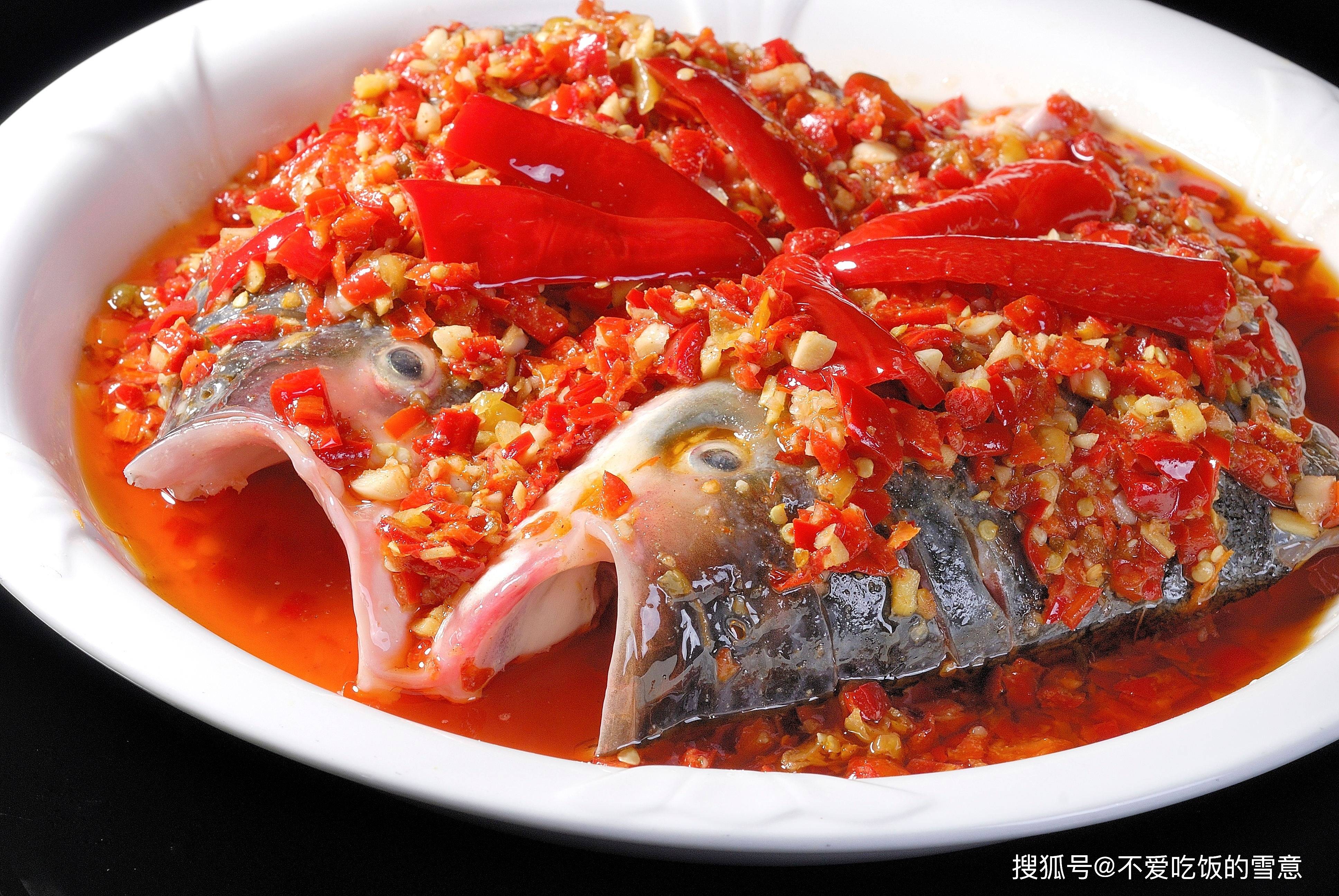 《剁椒鱼头:湘菜中的一抹火红风情》_菜肴_人们_湖南
