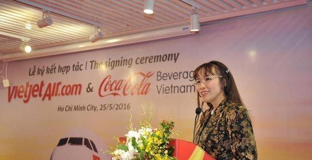 18岁留学,21岁赚到100万,靠美丽空姐5年成越南女首富_航空公司_比基尼