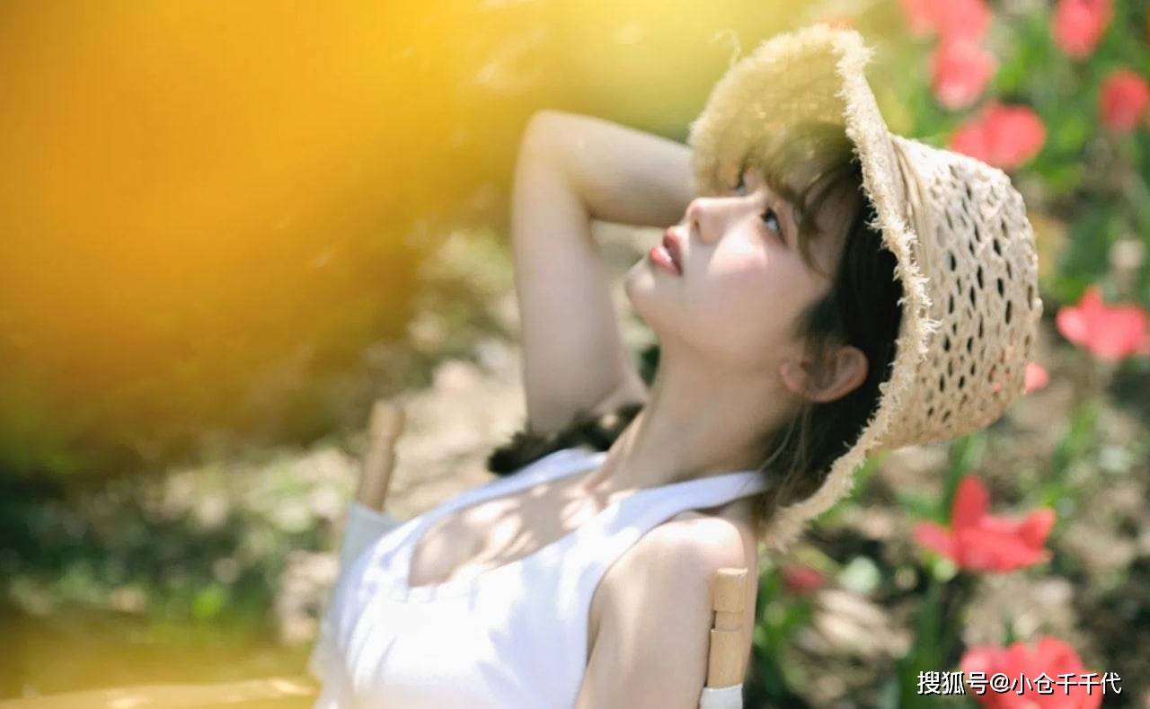 春日午后悠闲时光女子户外品茗赏花