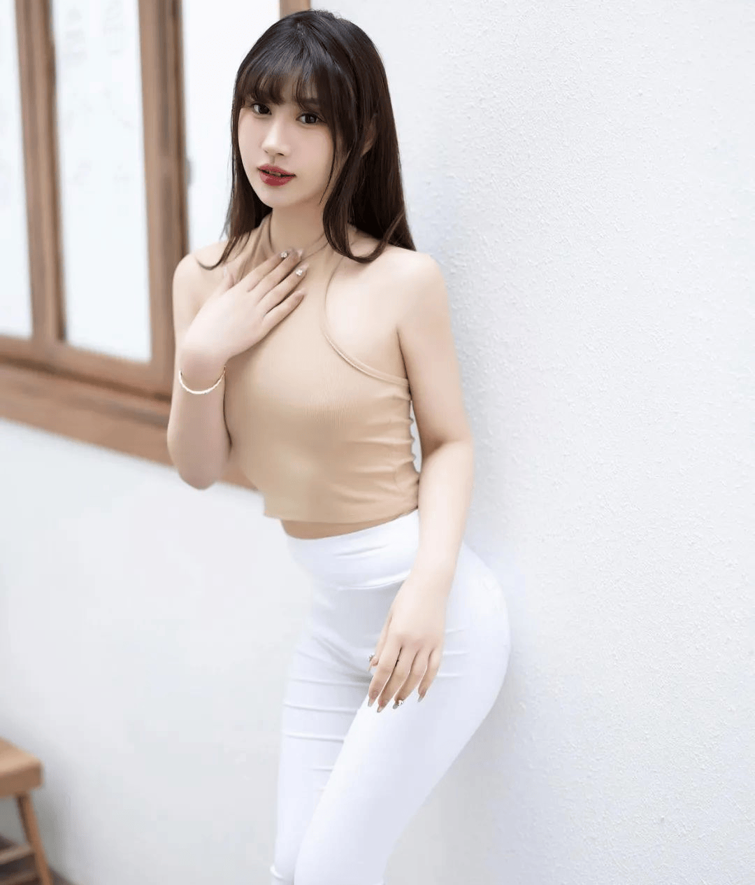 原创米色性感吊带背心配白裤修长美腿圆润臀完美身材尽展迷人风采