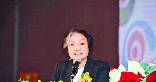 到了90年代后期,澳门局势大变,司徒玉莲立马投资了许多合法生意,逐渐