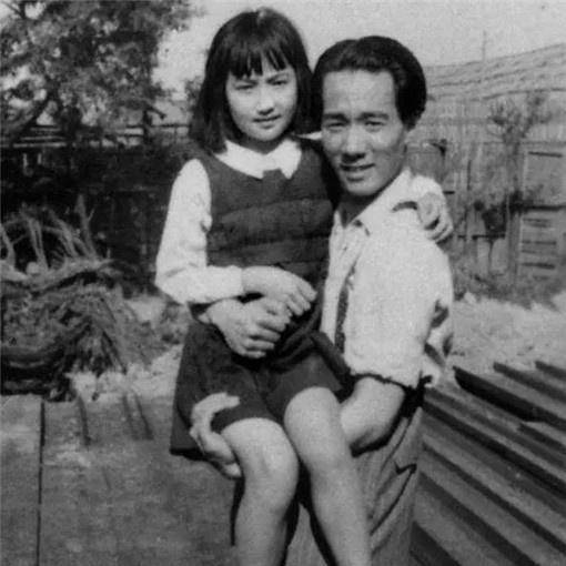 在整个拍摄过程中,周璇,舒适一直把严慧秀带在身边,处处照顾她.