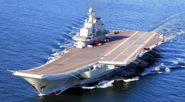 航母甲板上的彩虹风景线他们是我国航母战斗力的最大保障