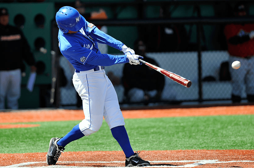 在正规的棒球比赛中,两支球队各由9名球员组成,通过进攻球员击球,跑垒