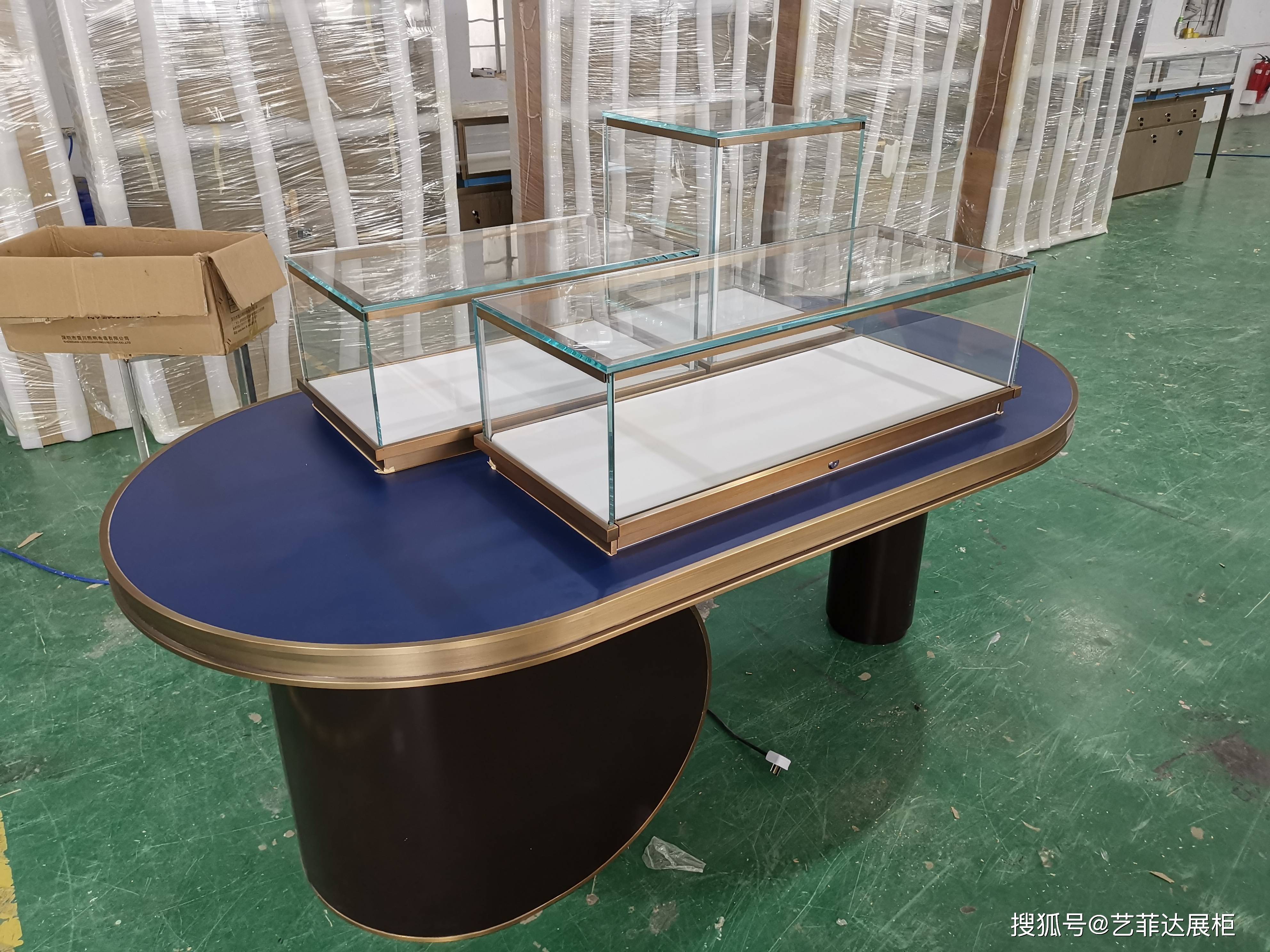 珠宝展柜制作处处体现着精细和构思