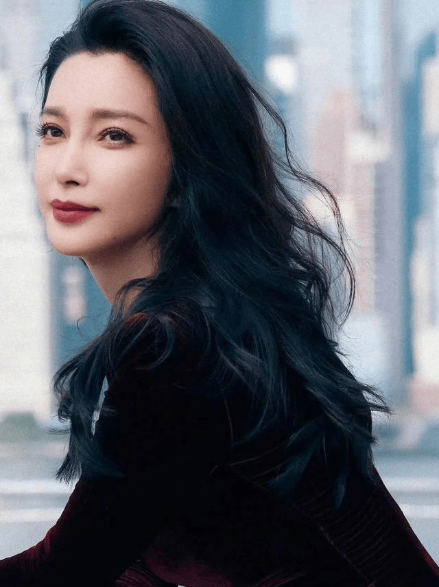 51岁李冰冰惊艳亮相饱满性感魅力难挡绝美身材谁不心动窒息美颜引热议