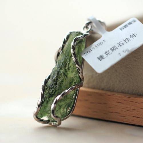 原创拍卖会上的绿色玻璃陨石价格