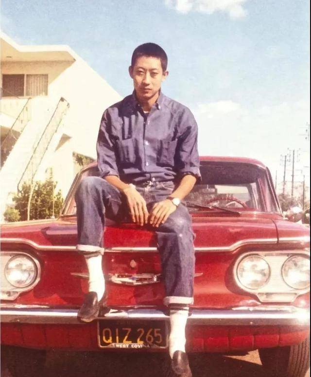 原创邪不压正还原老北京风情喝豆汁吃烤肉穿衬衣骑单车