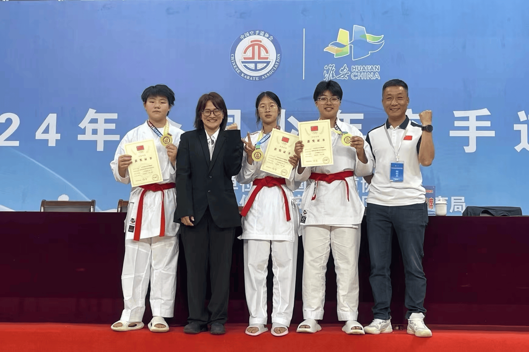 萧山区义桥实验学校的张雨萱,陈珂瑶,喻子煊,在女子个人组手和团体组