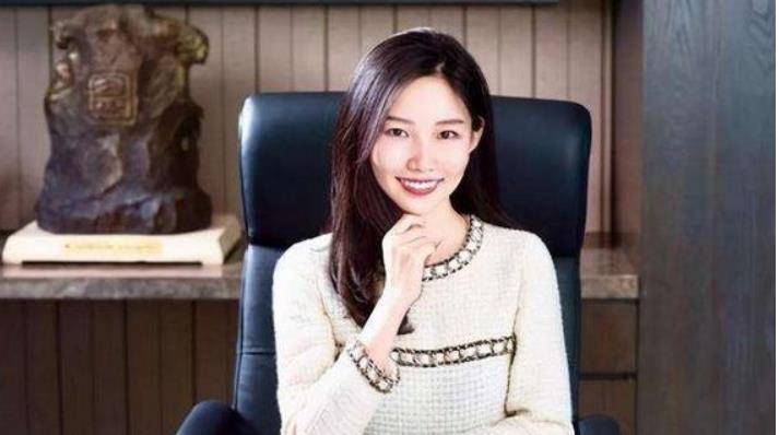 新崛起女富豪林晓芸23岁临危受命接手家业今掌管8700亿资本
