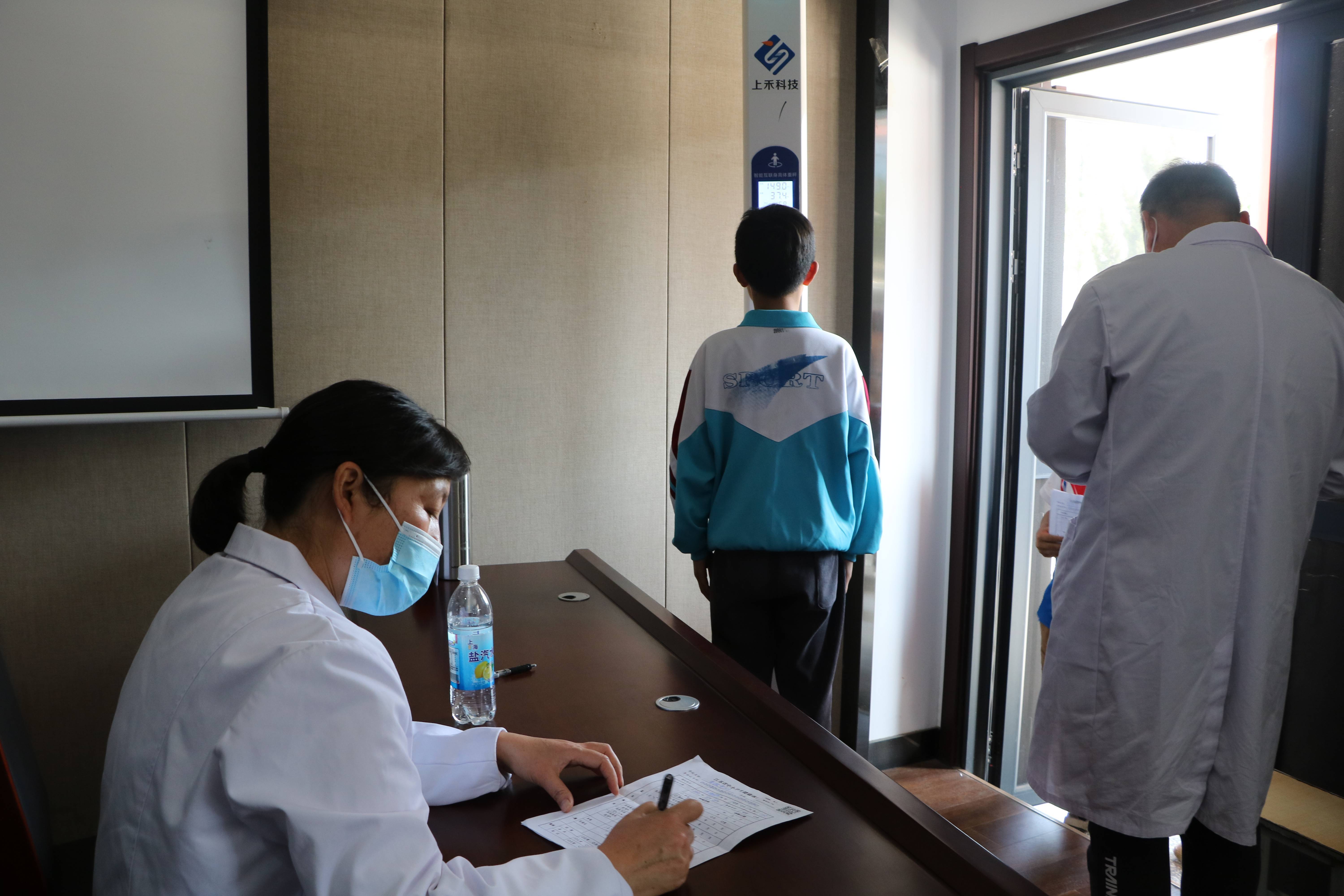 关爱健康关注成长沛县张寨镇青墩寺小学开展全体学生健康体检活动