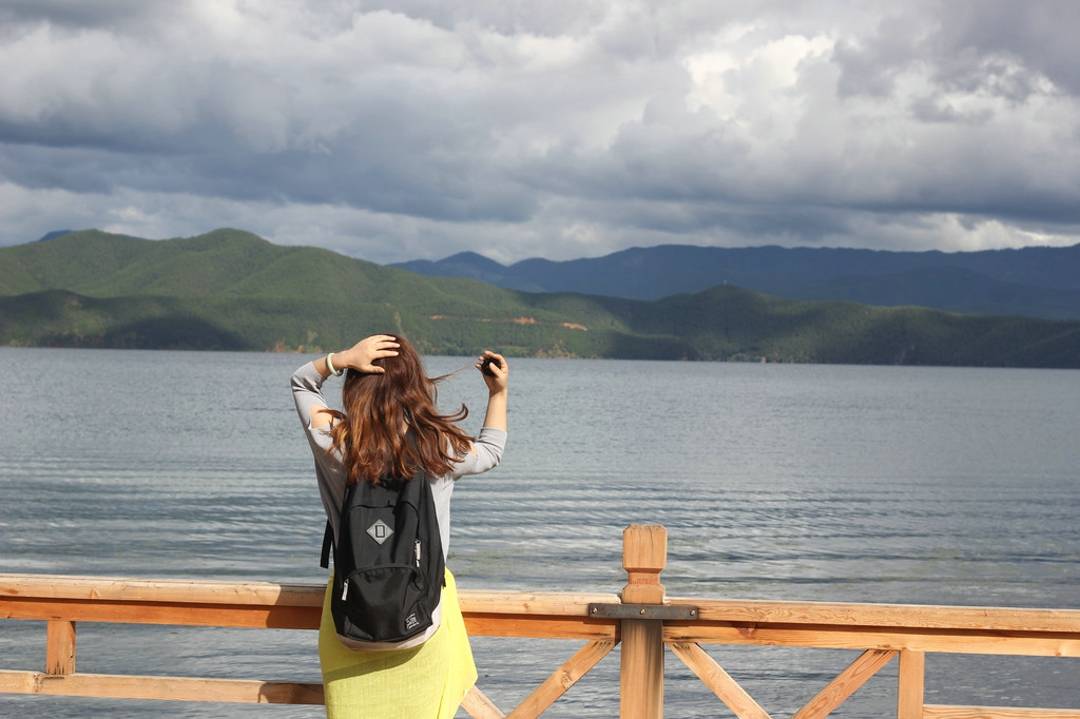 沿途的风景简直美如画,我们时而停车拍照,时而品尝当地特色小吃,真是