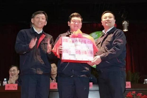 原创辽宁首富孙寿宽庄稼人出身身家350亿吃盒饭一个手机用7年