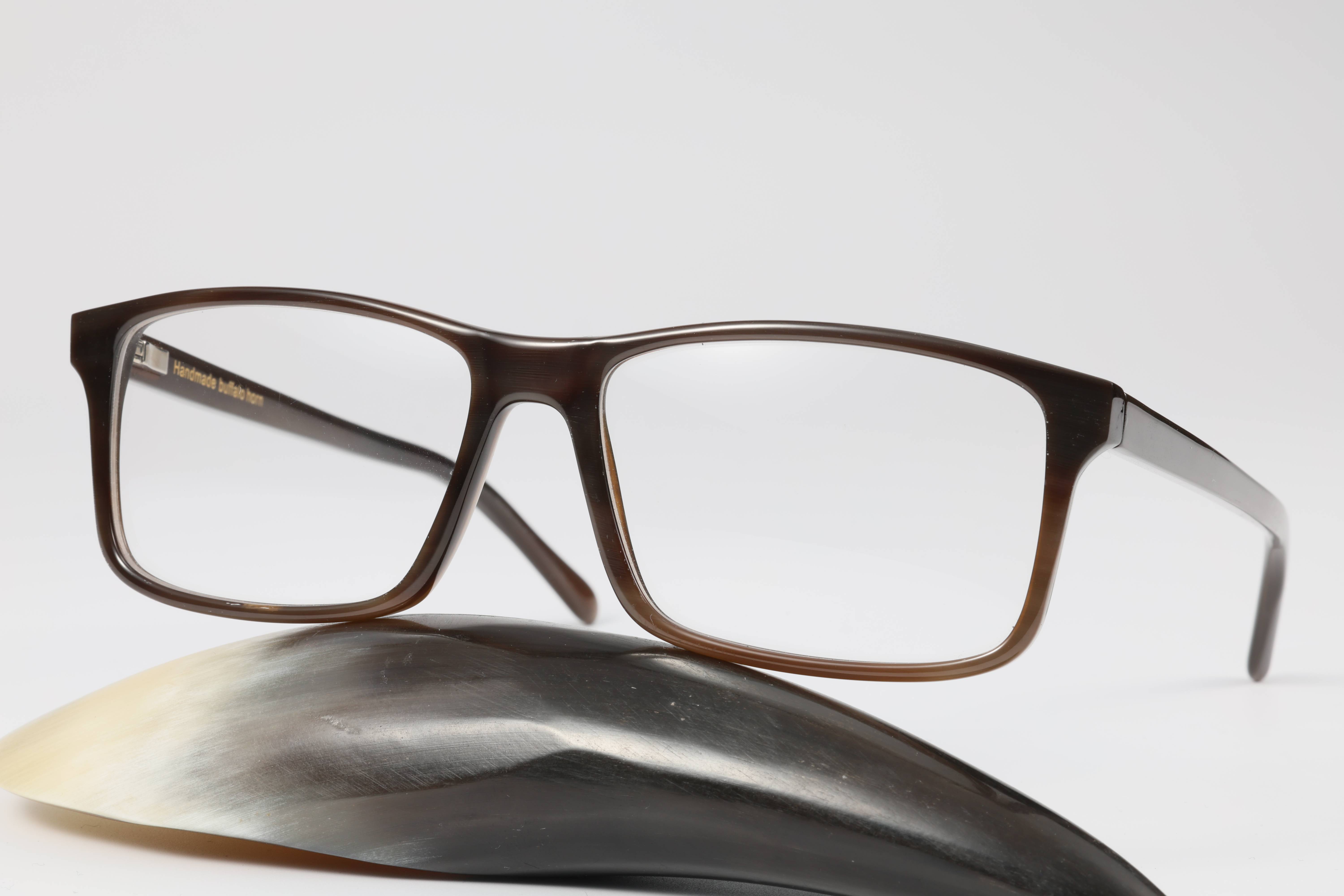 首先大家要知道,对于眼镜这种标准化的产品来说,只要知道我们的视力