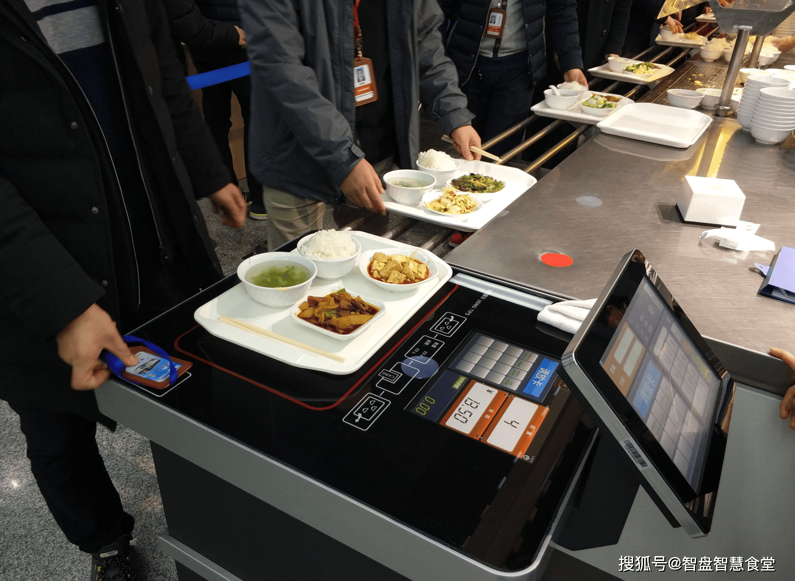 互动与评价功能:用户可以通过手机app或智能就餐设备对菜品和服务进行