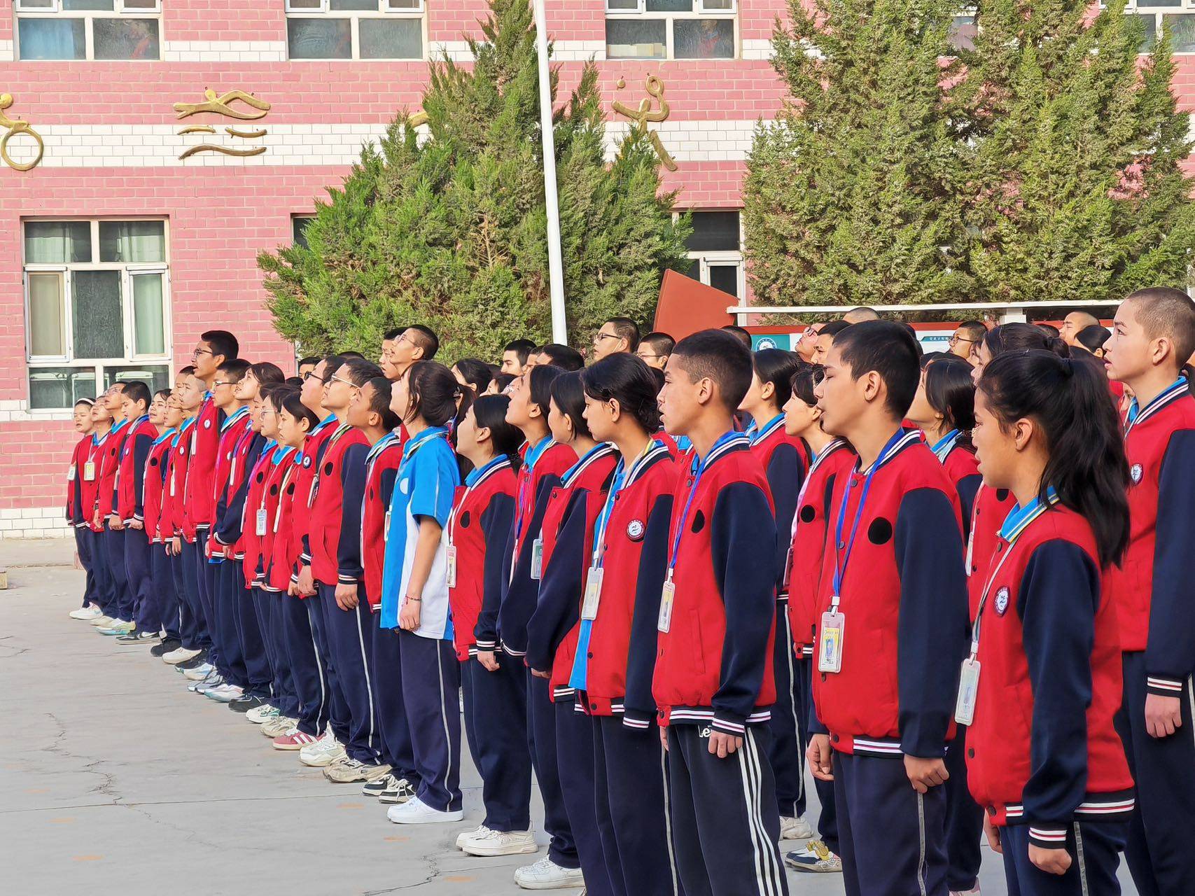 轮台县第二中学开展"法治之光,照耀青春之路"主题升旗仪式