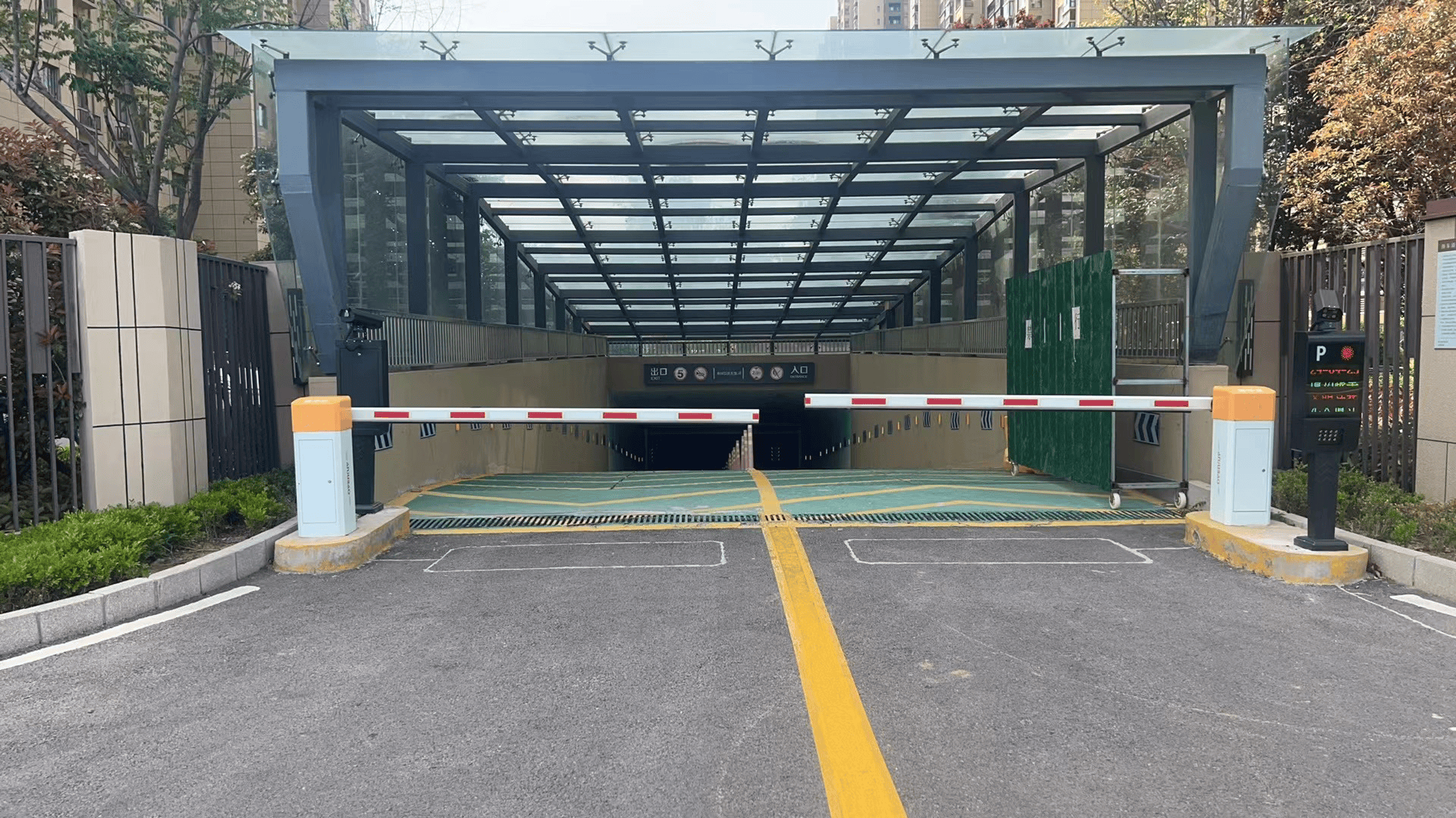 地库车场安装效果图:产品图片3,设备图片:2,"视瑞云停车"平台1,车牌