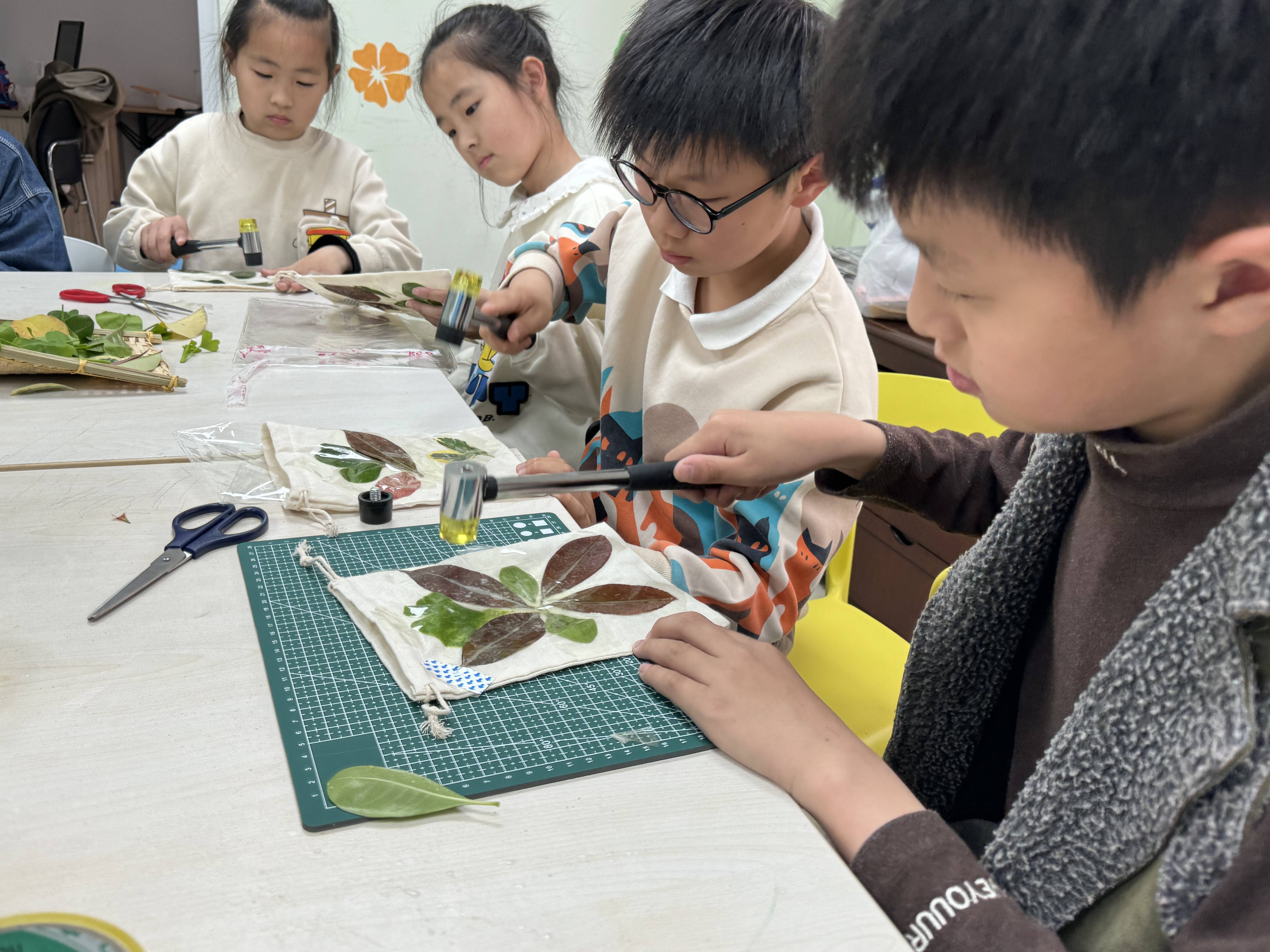 富元社区:"敲染"而至 让劳动拓染上春的颜色_活动_青少年_植物